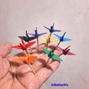 Lotto di 20 toppers per torta con gru origami da 1,5 pollici in colori assortiti, raccoglitori di cocktail. (Serie di carta KR). #CP15y.