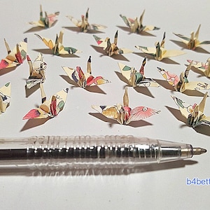 Lotto di 100 gru origami da 1 pollice piegate a mano da carta quadrata da 1"x1". (Serie di documenti JD). #FC1-43.