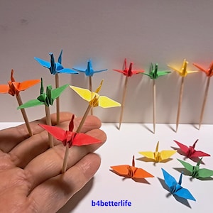 Lotto di 20 decorazioni per torte a forma di gru origami da 1,5 pollici, colori assortiti, raccoglitori per cocktail. (Serie carta KR). #CP15v.