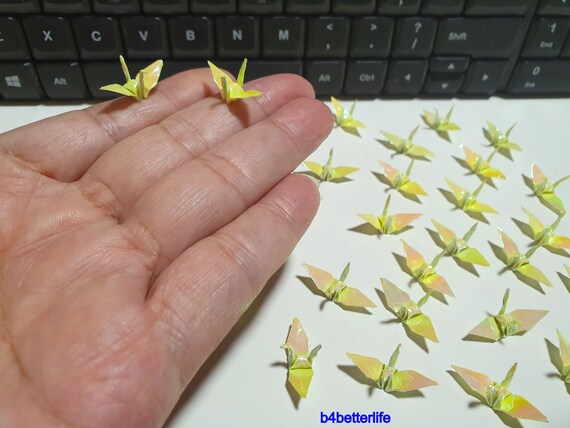 1インチ×1インチの正方形紙から手で折った、黄色の1インチ折り紙鶴100