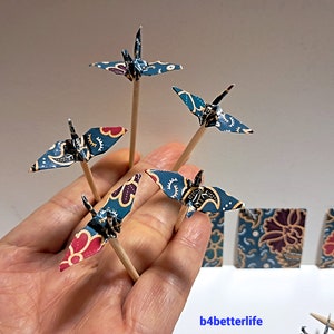 Lotto di 20 toppers per torta con gru origami dal design batik da 1,5 pollici, raccoglitori di cocktail. (Serie di carta WR). #CP15u.