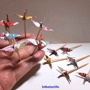 Lotto di 20 decorazioni per torte a forma di gru origami da 1,5", raccogli-cocktail. (Serie di carta JD). #CP15h.