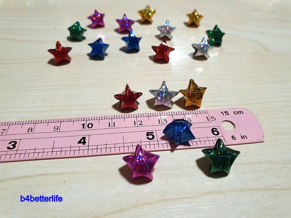 16.5 cm x 0.8 cm の細長い紙から手で折った、500 枚のカラフルな