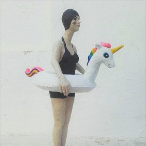Badegast mit Einhornschwimmer