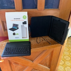 ESCO F16S Keyboard Case For I Pad 2/3/4 - Working Condition