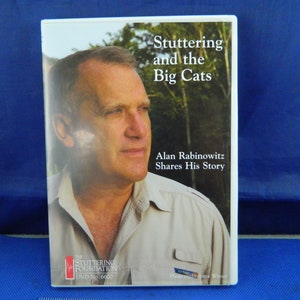 Könnte beinhalten: Ein DVD-Cover mit einem Mann in einem weißen Hemd vor einem grünen Hintergrund. Der Text auf dem Cover lautet "Stuttering and the Big Cats" und "Alan Rabinowitz Shares His Story".