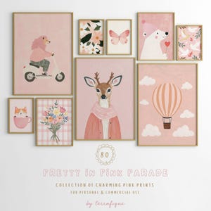 Puede incluir: Colección de encantadoras impresiones rosas en marcos dorados. Las impresiones presentan ilustraciones de un león en un scooter, un ciervo con abrigo, un globo aerostático, un gato en una taza, flores, una mariposa, un oso y palomas. El texto dice "Pretty in Pink Parade".