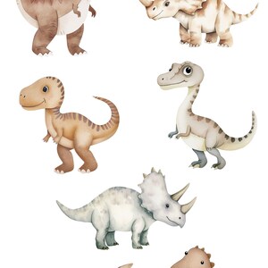 K&ouml;nnte beinhalten: Ein Set mit sechs Aquarell-Dinosaurier-Illustrationen. Die Dinosaurier sind in verschiedenen Posen und beinhalten einen T-Rex, einen Triceratops, einen Pterodactylus und andere. Die Illustrationen sind in Braun-, Beige- und Graut&ouml;nen gehalten.
