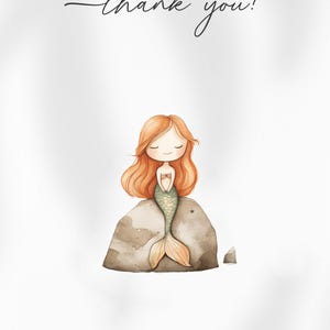 Puede incluir: Una ilustraci&oacute;n de acuarela de una sirena sentada en una roca. La sirena tiene el pelo largo y rojo, una cola verde y lleva un sujetador de concha. El fondo es blanco con un sol rosa claro en la esquina superior derecha. El texto "thank you!" est&aacute; escrito en cursiva negra debajo del sol.