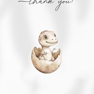 K&ouml;nnte beinhalten: Eine niedliche Cartoon-Illustration eines braunen und wei&szlig;en Geckos, der aus einem braunen Ei schl&uuml;pft. Der Gecko l&auml;chelt und hat gro&szlig;e Augen. Der Text "thank you!" ist in schwarzer Kursivschrift &uuml;ber dem Gecko geschrieben.