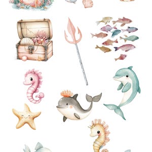 Puede incluir: Ilustraciones de acuarela de varias criaturas marinas, incluyendo un caballito de mar, un delf&iacute;n, una tortuga y una estrella de mar. Tambi&eacute;n hay im&aacute;genes de un cofre del tesoro, conchas marinas y un tridente.