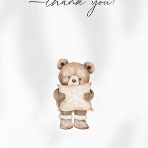 Puede incluir: Ilustraci&oacute;n en acuarela de un oso de peluche marr&oacute;n sosteniendo una almohada beige con un dise&ntilde;o de copo de nieve blanco. El oso lleva botas a juego con ribete de piel sint&eacute;tica. Las palabras "thank you!" est&aacute;n escritas en elegante escritura.