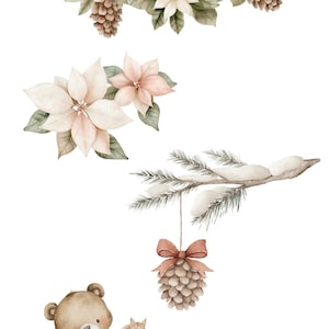 Puede incluir: Clipart de acuarela con elementos navide&ntilde;os. Incluye una guirnalda de flores y pi&ntilde;as, flores de Pascua, una rama cubierta de nieve con un adorno de pi&ntilde;a colgante y un oso de peluche en un caballito balanc&iacute;n. El texto en la parte superior dice "BEARY CHRISTMAS".