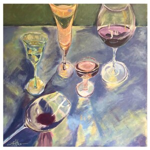 Pode incluir: Uma pintura de quatro copos em uma mesa. Os copos estão cheios de líquidos de diferentes cores. O fundo é de cor verde escura.