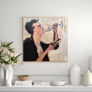 Pode incluir: Uma pintura de uma pessoa bebendo de um copo enquanto olha para um telefone. A pessoa está vestindo uma jaqueta preta e uma camisa branca. O fundo é de cor bege claro.