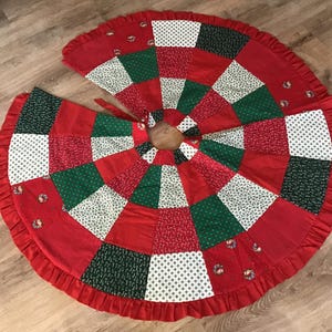 Vintage Handmade Quilted Christmas Tree Skirt 45” diameter