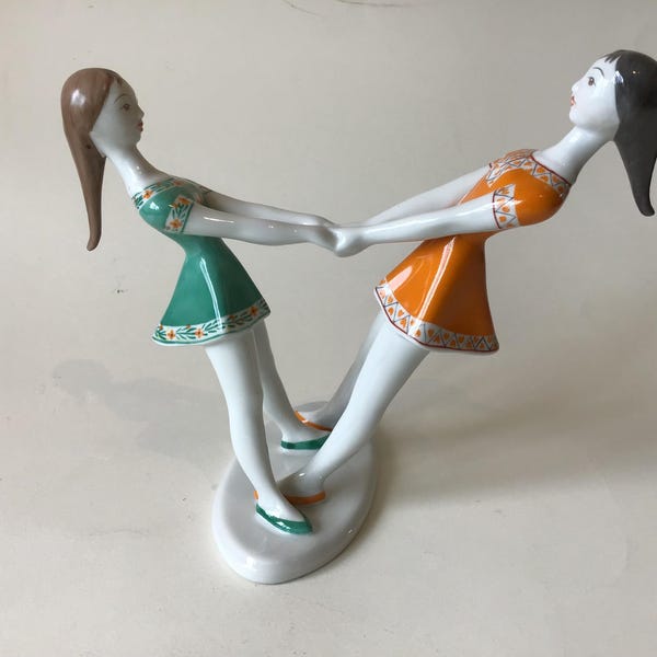 Figura de porcelana vintage de bailarinas giratorias de los años 60 de Hollohaza, Hungría