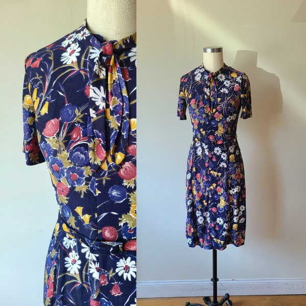 70s does 40s dress/  70s floral shirtwaist dress/ belted shift dress/ ditsy floral dress / knit dress / by City Scene size S-M