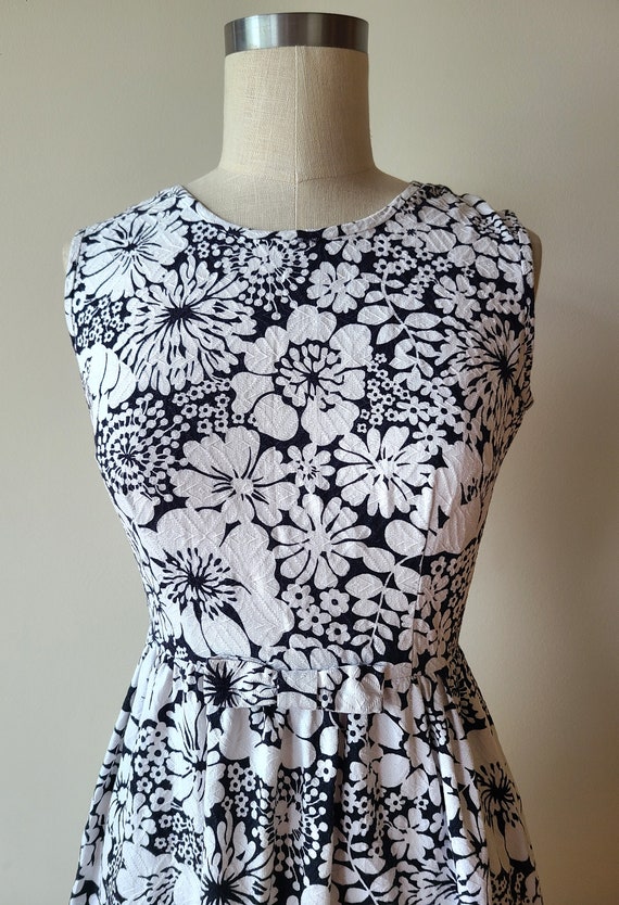 60's Mod mini dress / pique flower power sleevele… - image 3