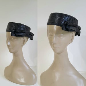 50s Jack McConnell hat / navy blue glossy straw pillbox hat with bow / summer hat / beret style suit hat