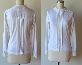 Blusa romántica blanca de los 80 con cuello de encaje y parte delantera fruncida; talla pequeña.