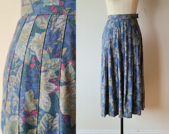 Vintage Laura Ashley floral midi blue cotton wool pleated high waisted midi skirt made in Gt Britain size XXS P