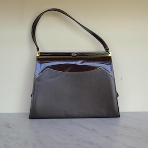 50er-60er Naturalizer Handtasche / zweifarbige braune Tagestasche mit Griff und Goldrand / Große Handtasche aus braunem Keilleder