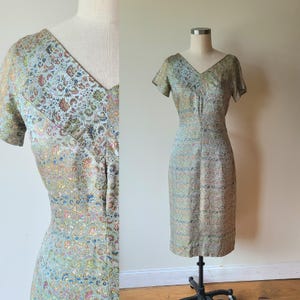 Vestido de brocado wiggle dos anos 50 / vestido midi floral em tons pastéis de damasco / vestido de coquetel / tamanho médio
