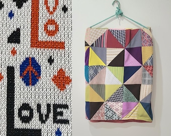1960年代のモダンなパッチワーク、手縫いのキルティングと刺繍が施され