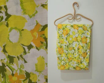 Vintafe 70's flower power Springmaid Marvelaire full fitted sheet; retro yellow,  orange and green daisy print double fetted sheet