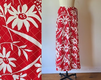 Saia pareô longa estilo havaiano com estampa floral tropical vermelha e branca dos anos 70; peça para usar em resorts, da Fritzi of California, tamanhos PP-P