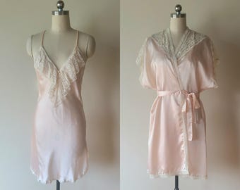 60er Jahre Lily Of France blasses Pfirsich kurzes Chemiekleid und passendes Wickel-Robe Lingerie Set: Braut Flitterwochen Peignoir Set Größe XS