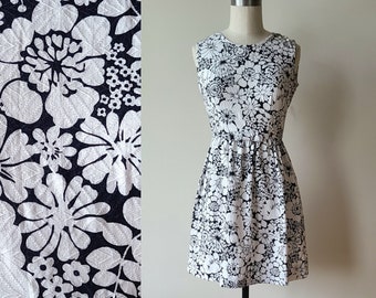 Robe pare-soleil sans manches en piqué noir et blanc Flower Power des années 60, petite taille