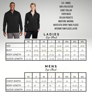 K&ouml;nnte beinhalten: Gr&ouml;&szlig;entabelle f&uuml;r eine schwarze Fleecejacke. Die Tabelle zeigt die Ma&szlig;e in Zoll f&uuml;r Brustumfang, K&ouml;rperl&auml;nge und &Auml;rmell&auml;nge f&uuml;r die Gr&ouml;&szlig;en XS bis 4XL. Die Tabelle enth&auml;lt auch Informationen &uuml;ber die Stoffzusammensetzung und die Eigenschaften der Jacke, wie z. B. 100 % Polyester, Kadettenkragen, Klebeband am Kragen, Spritzschutz-Taschen, feuchtigkeitsableitend, antistatisches Sport-Wick-Fleece und eine d&uuml;nne Fleece-Innenschicht.
