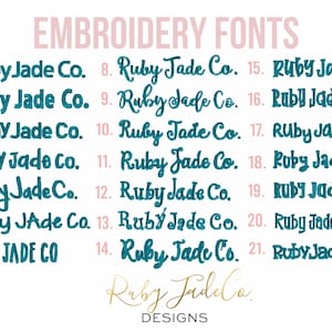 K&ouml;nnte beinhalten: Eine Liste von 21 verschiedenen Stick-Schriftarten, die alle "Ruby Jade Co." in verschiedenen Stilen sagen. Der Text "Ruby Jade Co." ist unten im Bild in einer kursiven Schrift geschrieben.