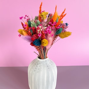 Kleurrijk regenbooggedroogd bloemboeket voor huisdecoratie, helder kleurrijk gedroogd bloemstuk, unieke cadeaus voor haar