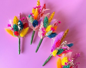 Coloridos ojales de flores secas arco iris para novios y padrinos de boda, accesorios de boda caprichosos boho, boutonnieres de flores secas brillantes