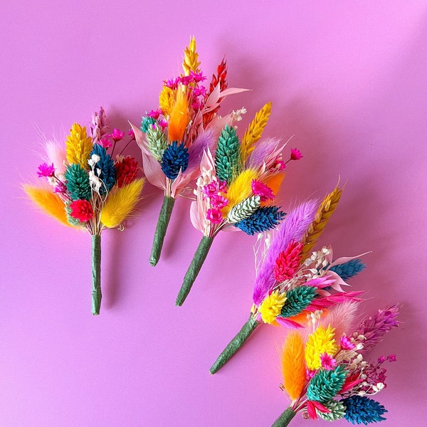 Boutonnières colorées de fleurs séchées arc-en-ciel pour les garçons d'honneur, accessoires de mariage bohèmes fantaisistes, boutonnières de fleurs séchées lumineuses