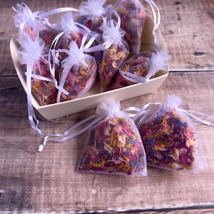 10 sacchetti di organza con petali di fiori secchi e piccolo vassoio di coriandoli