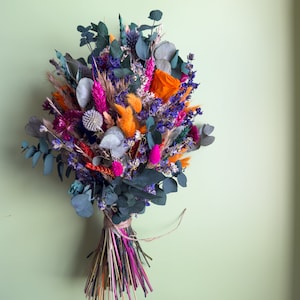 Paese delle meraviglie selvaggio, bouquet da sposa di fiori secchi e accessori a tema festivo: asole, accessori per capelli, cardo, rosa, eucalipto di Pampa