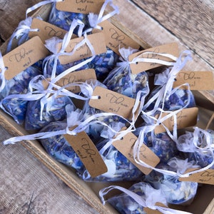 Coriandoli di petali di fiori secchi biodegradabili in sacchetti di organza, bomboniere naturali per matrimoni, decorazioni per matrimoni