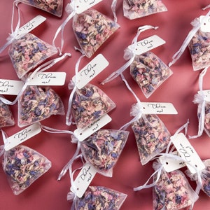 Coriandoli di petali di fiori biodegradabili in sacchetti di organza, bomboniere naturali per matrimoni