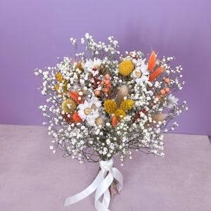 Bouquet da sposa e accessori con margherite gialle, arancioni e gipsofila - Bouquet di fiori secchi, asole, damigella d'onore, bouquet da ragazza di fiori