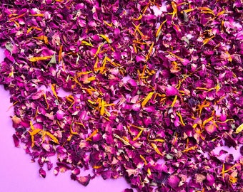 Confeti de pétalos de flores silvestres de color burdeos, rosa y naranja: decoración natural para bodas