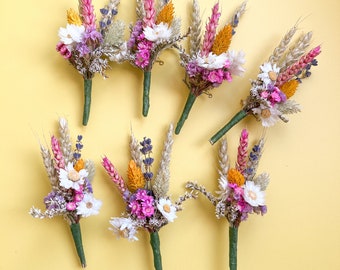 Occhiello con fiori secchi: boutonniere per lo sposo in stile boho, matrimonio in giardino segreto