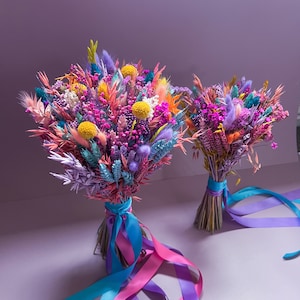 Bouquet da sposa e accessori di fiori secchi a tema bacche - Bouquet di fiori secchi, asole per testimoni dello sposo, bouquet da damigella d'onore e damigella d'onore