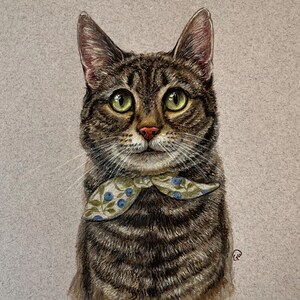Puede incluir: Retrato detallado de un gato atigrado con ojos verdes y nariz rosa. El gato lleva una pajarita estampada con detalles florales azules. La obra de arte est&aacute; sobre un fondo gris neutro.