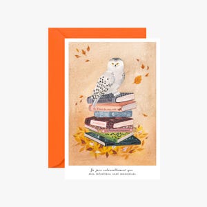 Puede incluir: Tarjeta de felicitación con una ilustración de un búho nival posado sobre una pila de libros, con hojas de otoño. La tarjeta tiene un borde naranja y el texto "Je jure solennellement que mes intentions sont mauvaises", que significa "Juro solemnemente que mis intenciones son malas".