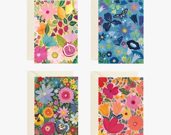 Könnte beinhalten: Ein Set aus vier rechteckigen Grußkarten mit Umschlägen, die jeweils ein unterschiedliches botanisches Muster aufweisen. Die Designs umfassen gelbe Hintergründe mit Früchten und Blumen, blaue mit Schmetterlingen, dunkelgrüne mit gemischten Blüten und rosa mit Tulpen.
