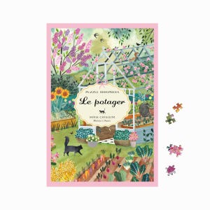 Può includere: Una scatola di puzzle da 1000 pezzi con una colorata illustrazione di un giardino intitolata Le potager di Sonia Cavallini. L'immagine raffigura una serra, un gatto nero, girasoli e file di ortaggi. Tre pezzi del puzzle sono visibili a destra.